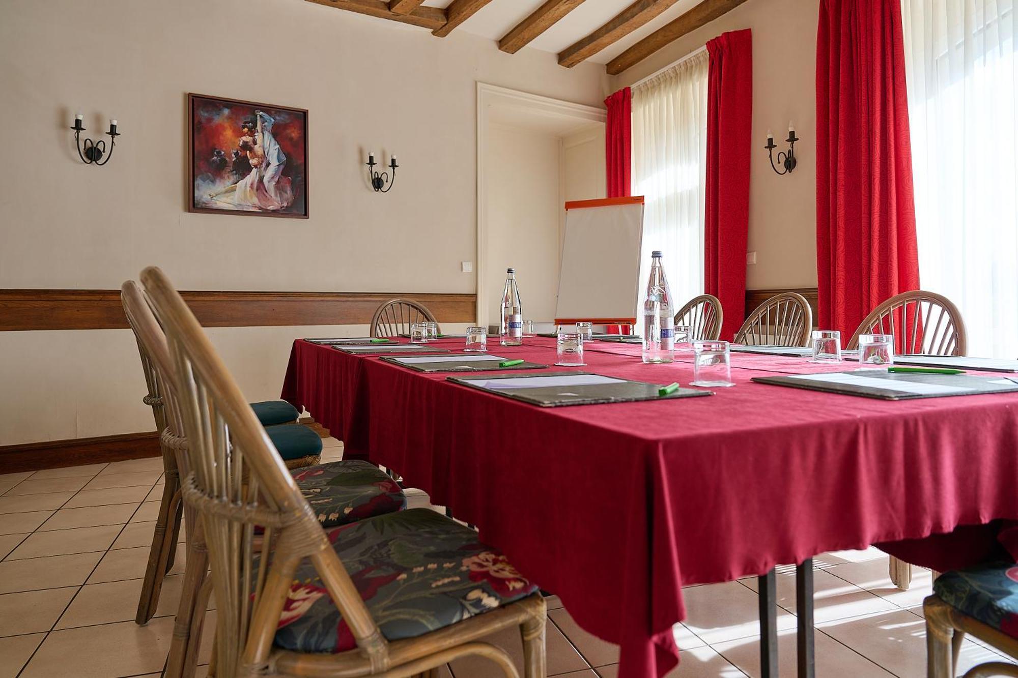 Logis L'Ermitage Hotel & Restaurant Saulges Exterior photo