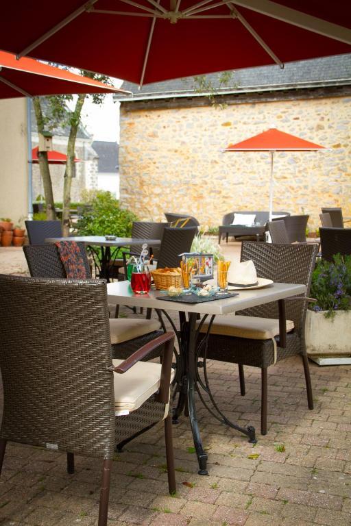 Logis L'Ermitage Hotel & Restaurant Saulges Exterior photo