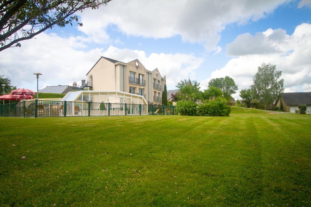 Logis L'Ermitage Hotel & Restaurant Saulges Exterior photo