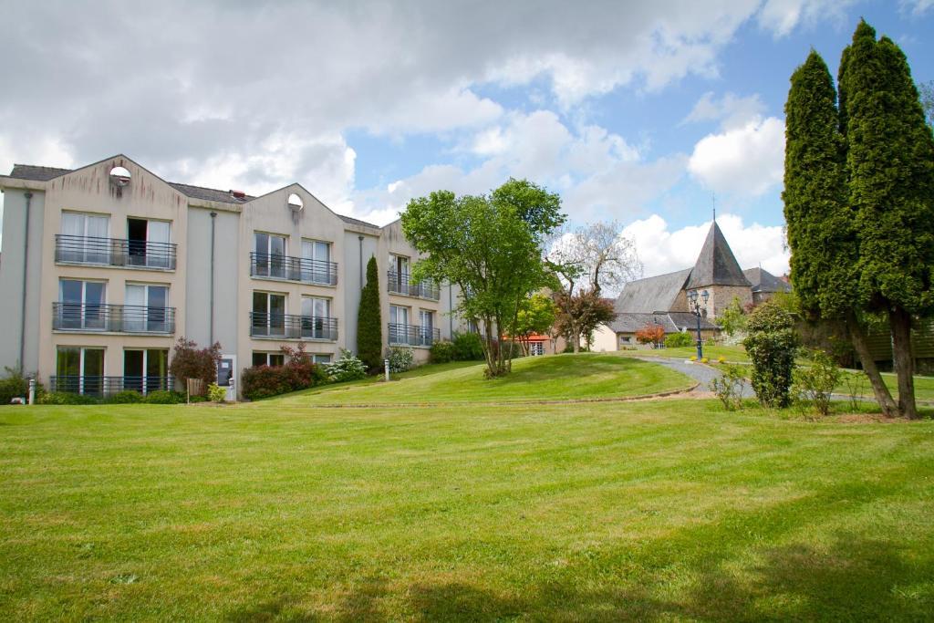Logis L'Ermitage Hotel & Restaurant Saulges Exterior photo