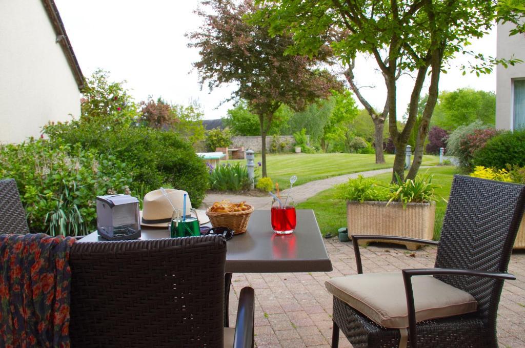Logis L'Ermitage Hotel & Restaurant Saulges Exterior photo