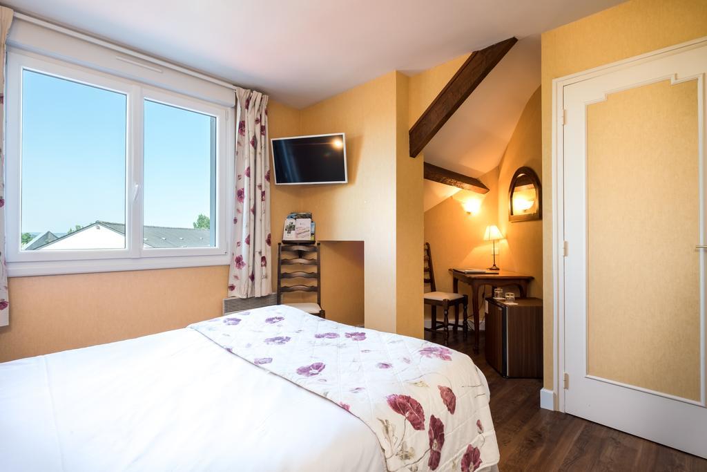 Logis L'Ermitage Hotel & Restaurant Saulges Exterior photo