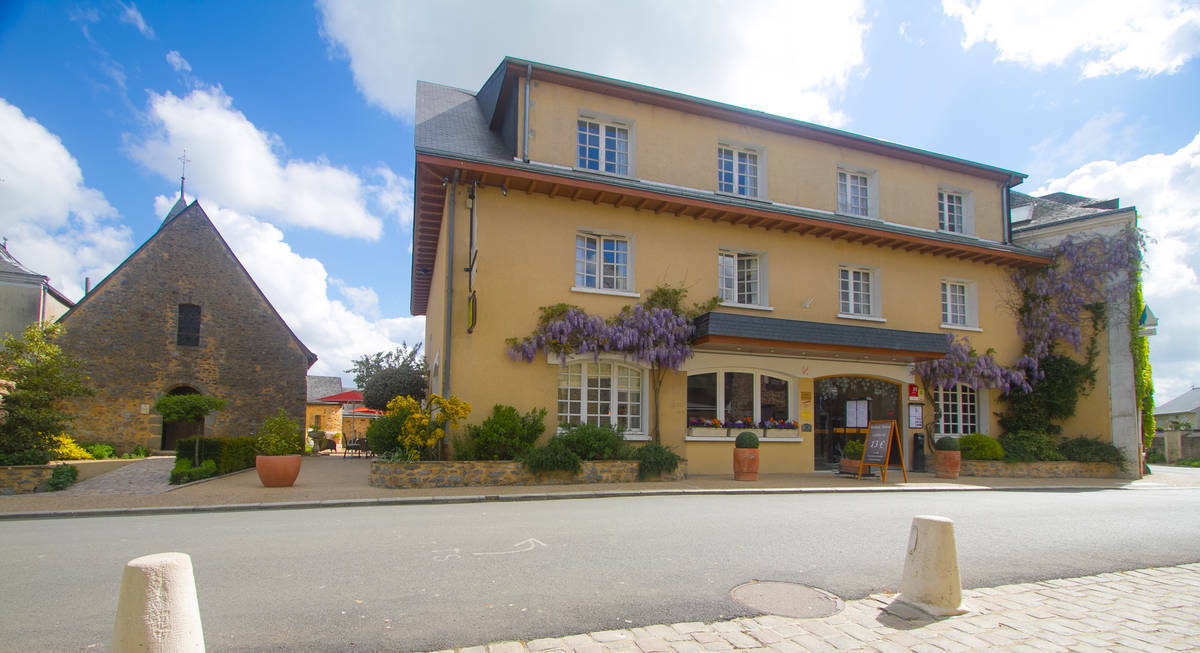 Logis L'Ermitage Hotel & Restaurant Saulges Exterior photo