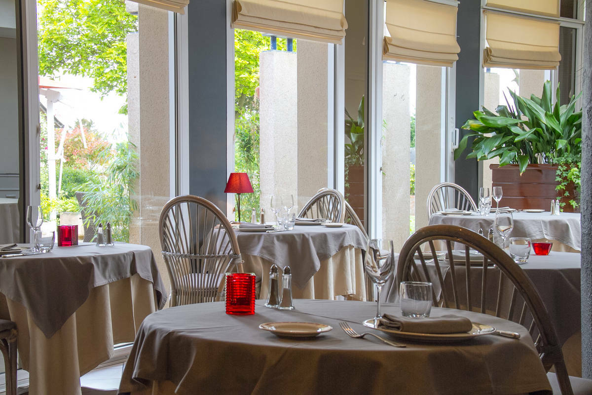 Logis L'Ermitage Hotel & Restaurant Saulges Exterior photo